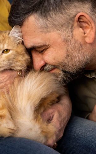 elderly-people-with-cat-pet-min elderly-people-with-cat-pet-min